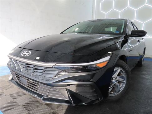 Used 2024 Hyundai Elantra SE FWD image 1