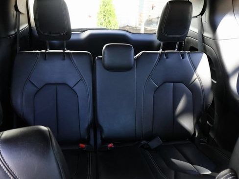 Used 2025 Chrysler Pacifica Select FWD image 11