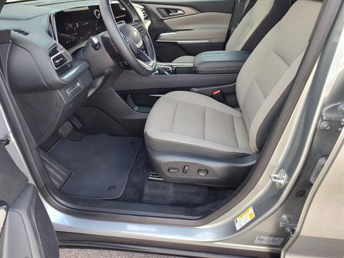 Used 2025 Chevrolet Traverse LT image 9