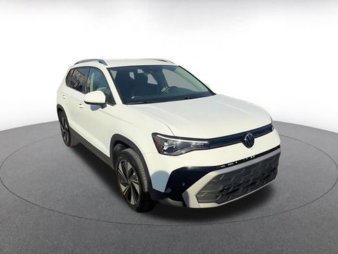 Used 2025 Volkswagen Taos SE AWD/4WD image 3