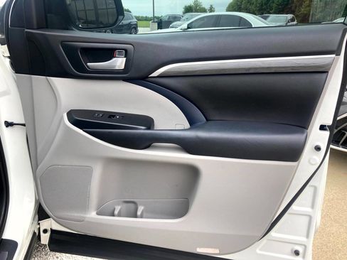 Used 2018 Toyota Highlander Limited w/ Carpet Mat Package (TMS) AWD/4WD image 14