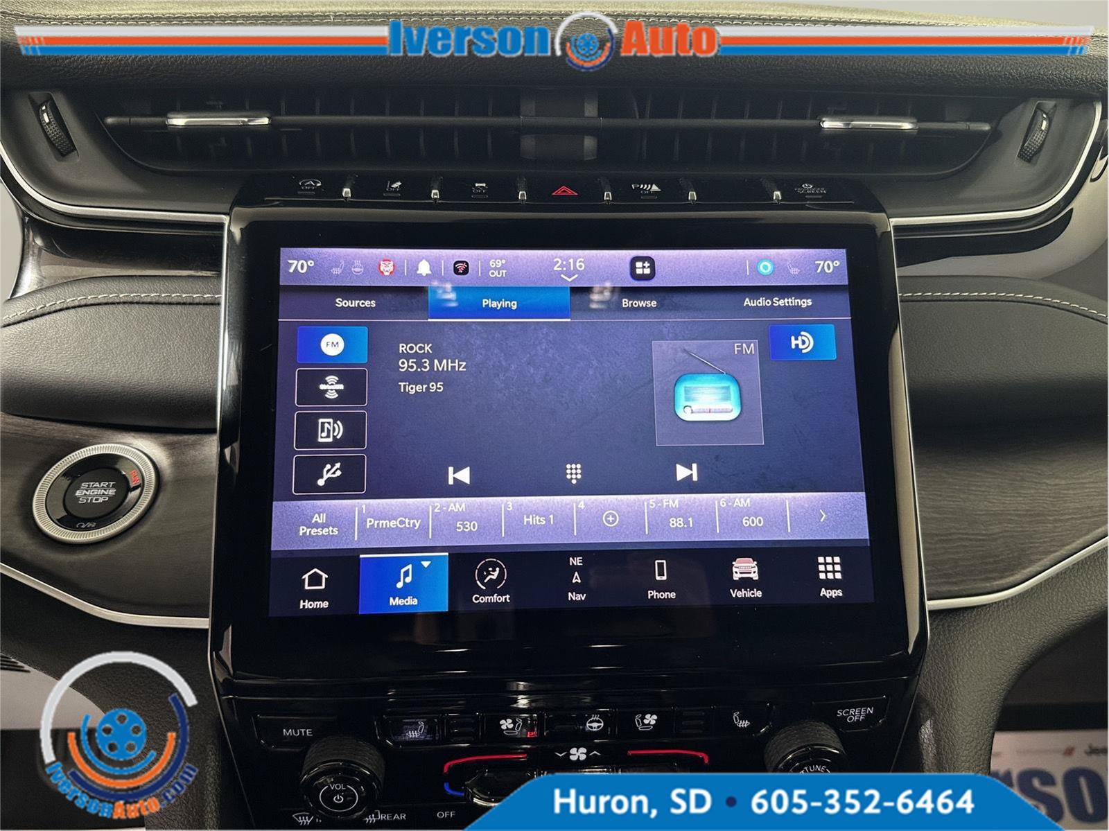 Used 2023 Jeep Grand Cherokee Limited w/ Luxury Tech Group II AWD/4WD image 17