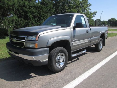 Used 2007 Chevrolet Silverado 2500 LT AWD/4WD image 2