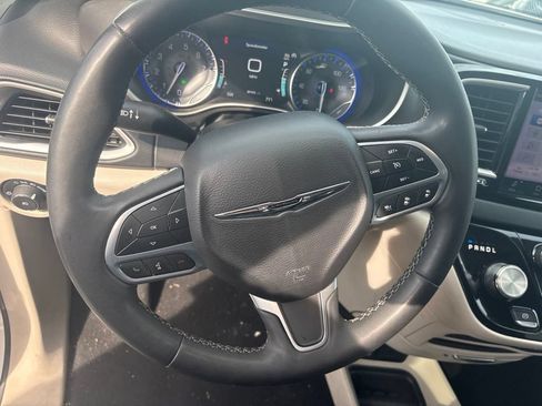 Used 2023 Chrysler Pacifica Touring-L FWD image 18