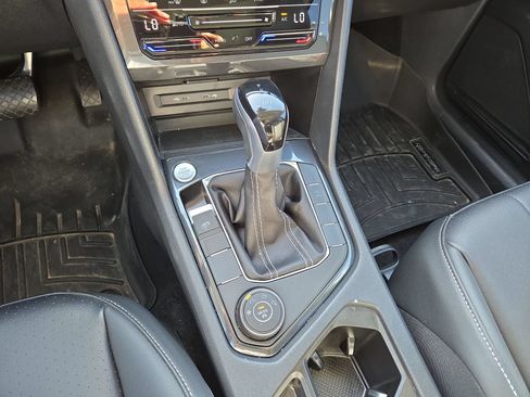 Used 2024 Volkswagen Tiguan SE w/ Panoramic Sunroof Package AWD/4WD image 22