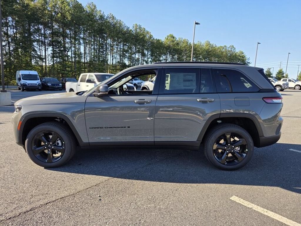 New 2027 Jeep Grand Cherokee Limited RWD image 2