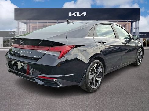 Used 2022 Hyundai Elantra Limited w/ Preferred Accessory Package FWD image 5