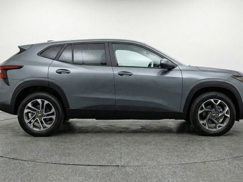 Used 2025 Chevrolet Trax LT image 11