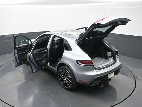 Certified 2025 Porsche Macan AWD/4WD image 27