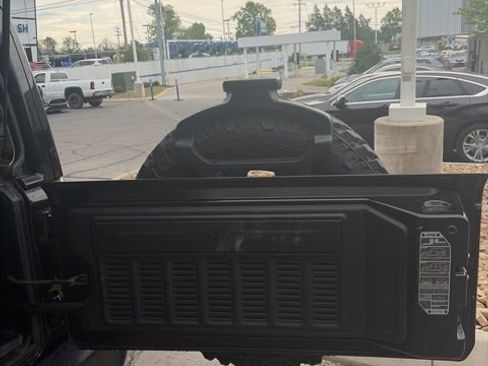 Used 2023 Jeep Wrangler Unlimited w/ Sun & Screen Package image 22