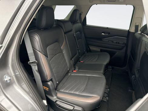 Used 2025 Nissan Pathfinder Platinum w/ Cargo Package image 18