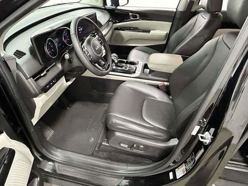 Used 2024 Kia Carnival EX FWD image 12