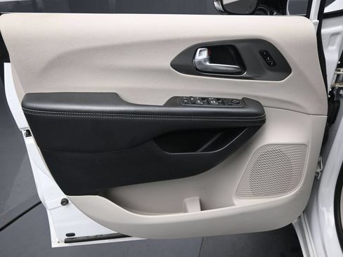 Used 2024 Chrysler Pacifica Touring-L FWD image 24