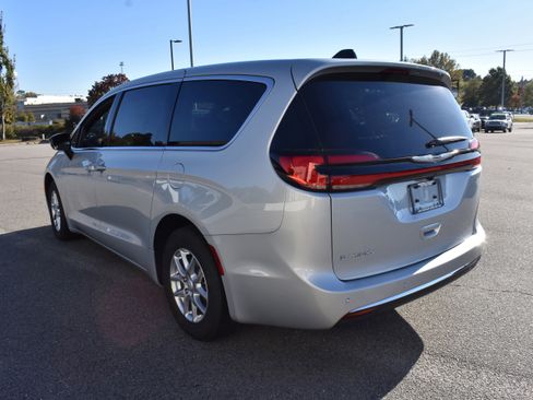 New 2026 Chrysler Pacifica Select image 7