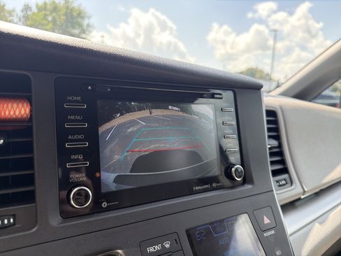 Used 2018 Toyota Sienna LE FWD image 58