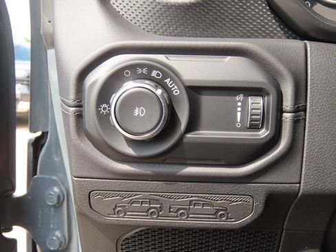 Used 2025 Jeep Wrangler Unlimited Rubicon AWD/4WD image 26