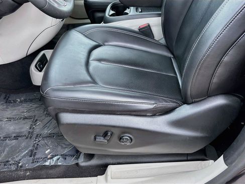 Used 2023 Chrysler Pacifica Touring-L FWD image 18
