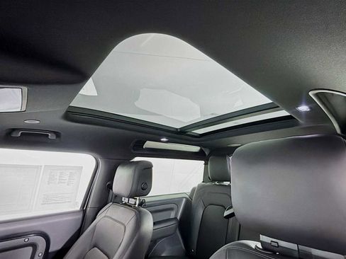 Used 2025 Land Rover Defender 90 X-Dynamic SE image 13