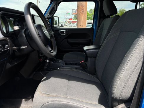 Used 2024 Jeep Wrangler Unlimited image 23