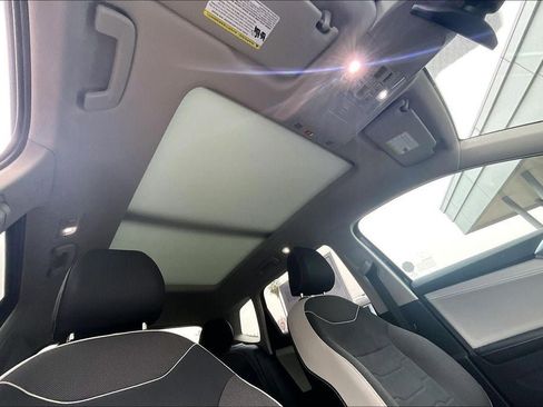 Certified 2025 Volkswagen Taos SE w/ Panoramic Sunroof Package image 25