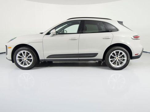 Certified 2025 Porsche Macan AWD/4WD image 2