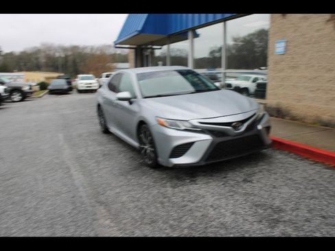 Used 2020 Toyota Camry SE image 1