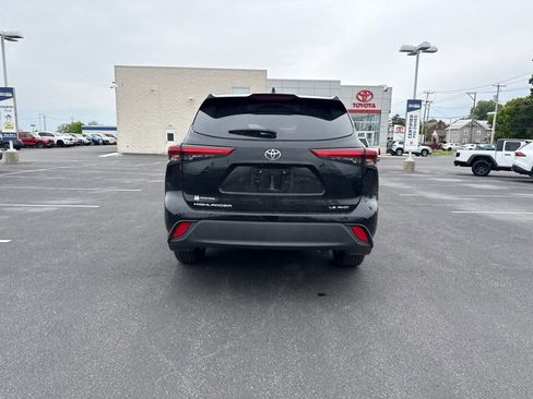 Used 2021 Toyota Highlander LE AWD/4WD image 3