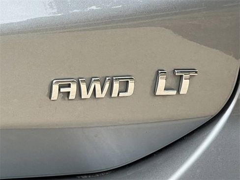 Used 2023 Chevrolet Equinox LT image 2