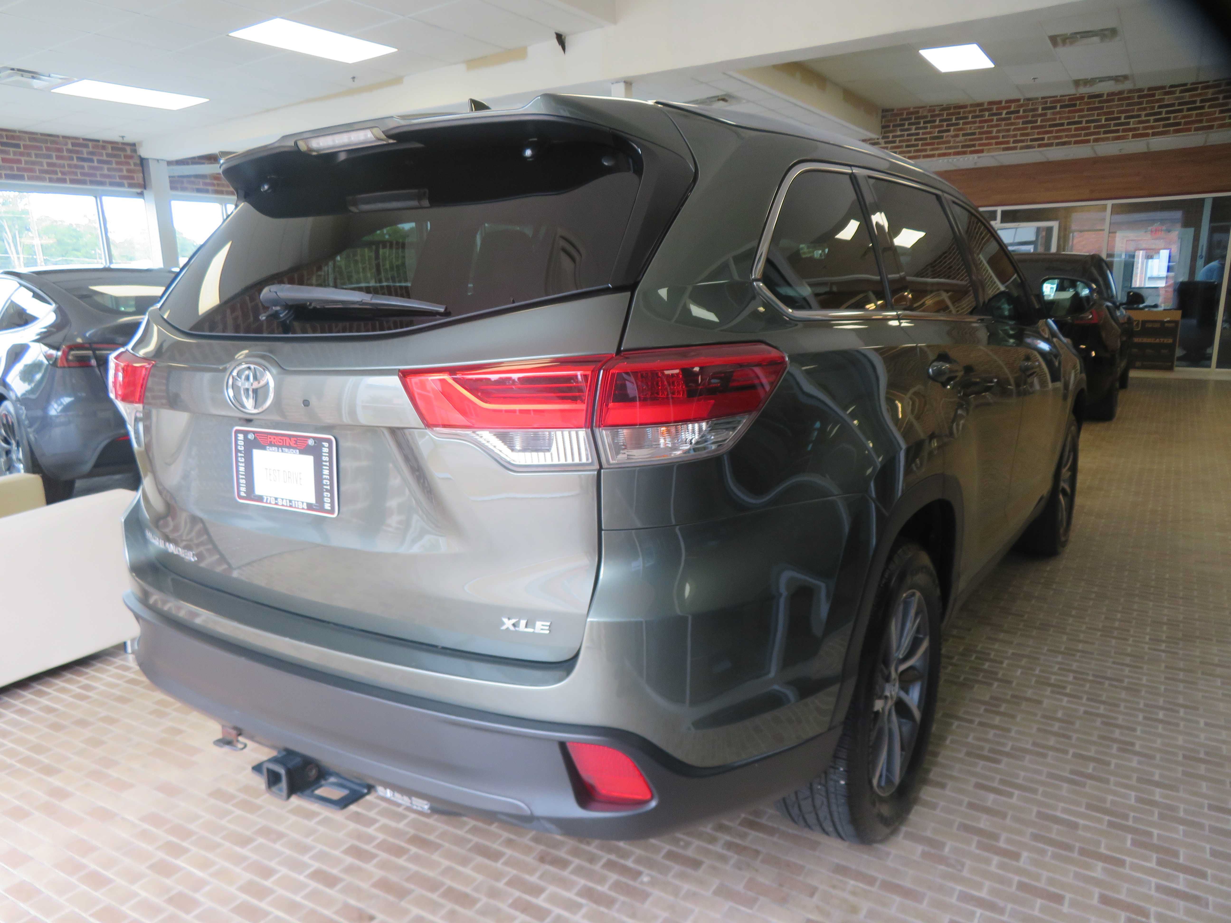 Used 2019 Toyota Highlander XLE FWD image 4