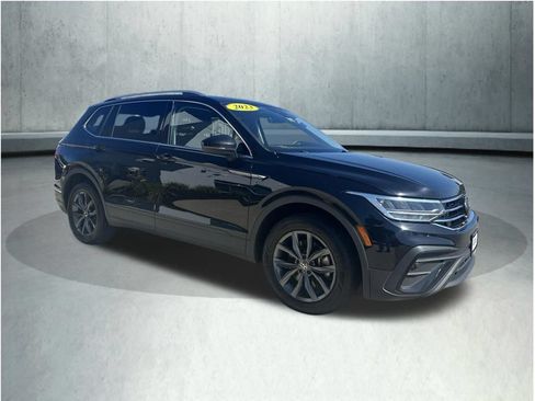 Used 2023 Volkswagen Tiguan SE w/ Panoramic Sunroof Package FWD image 8