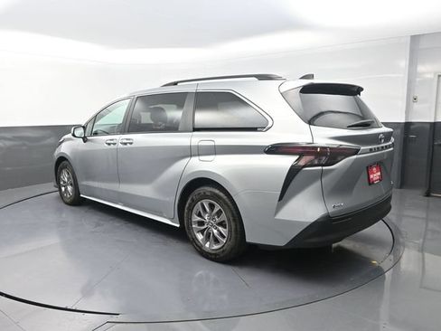 Certified 2025 Toyota Sienna XLE FWD image 6