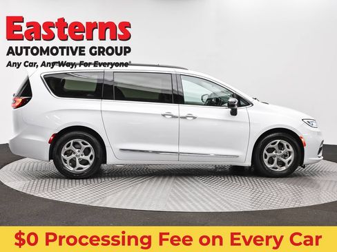 Used 2023 Chrysler Pacifica Limited FWD image 4