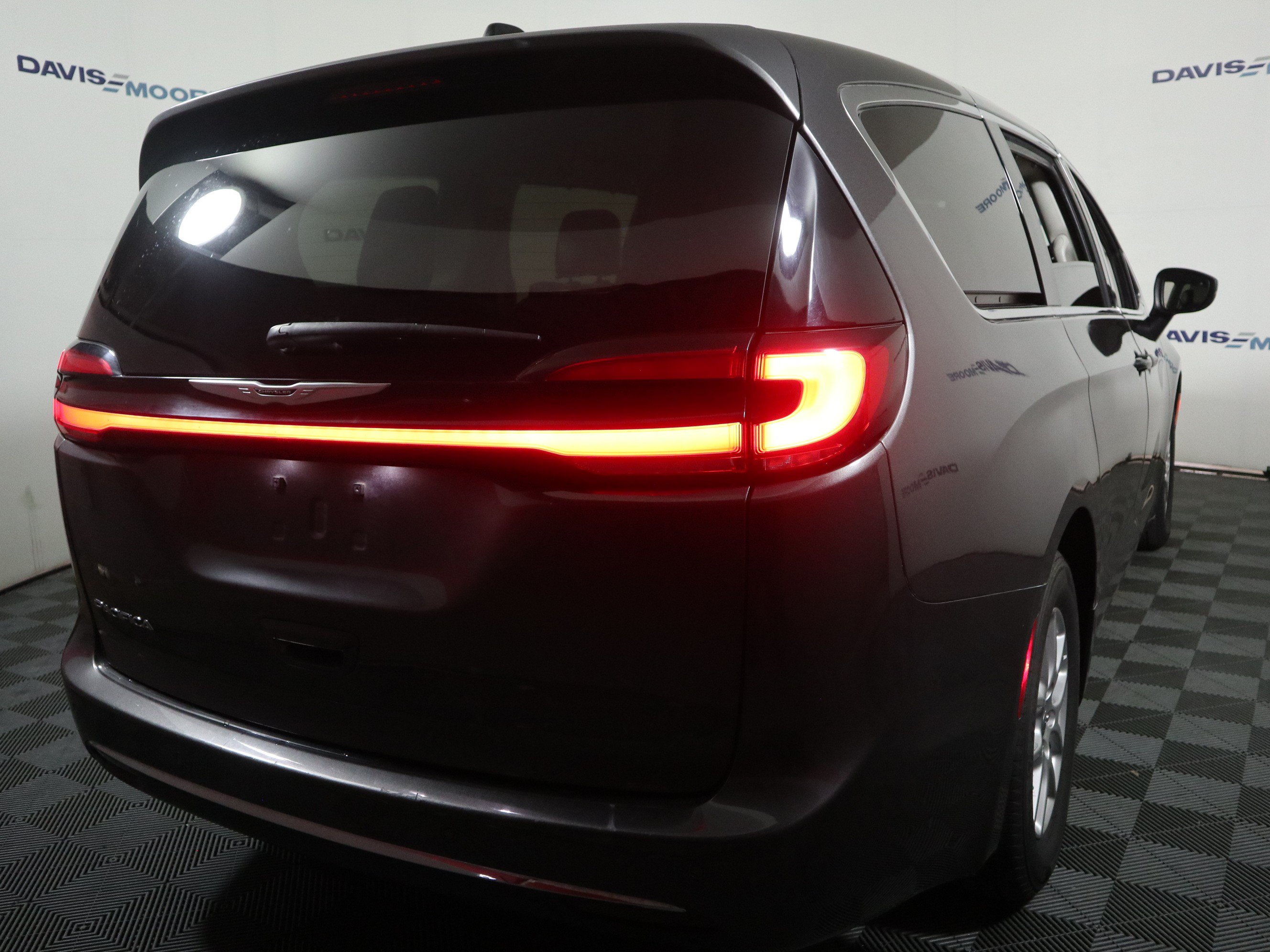 Used 2023 Chrysler Pacifica Touring-L FWD image 6