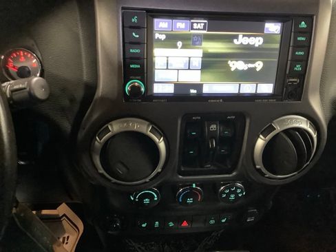 Used 2018 Jeep Wrangler Unlimited Rubicon w/ Connectivity Group AWD/4WD image 34