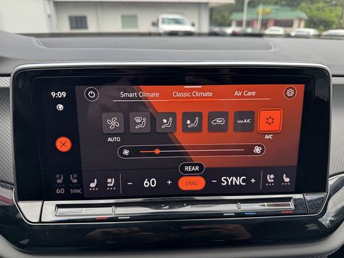 Used 2024 Volkswagen Atlas Peak Edition SE AWD/4WD image 20