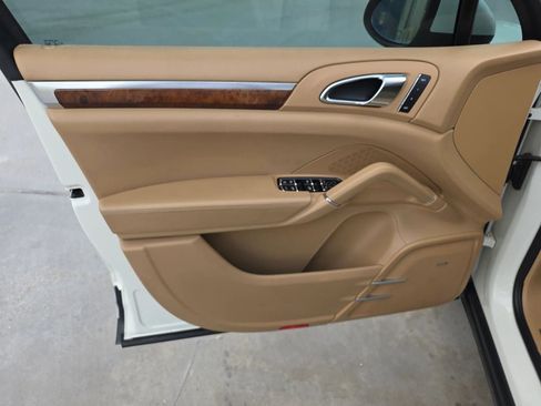 Used 2011 Porsche Cayenne Turbo AWD/4WD image 62