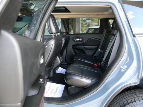 Used 2014 Jeep Cherokee Trailhawk w/ Comfort/Convenience Group AWD/4WD image 12