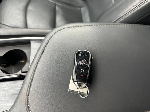 Used 2019 Buick Enclave Essence AWD/4WD image 7