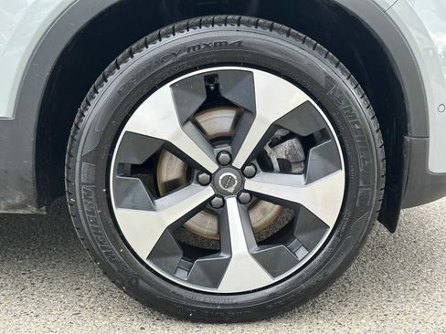 Certified 2025 Volvo XC40 B5 Plus AWD/4WD image 10