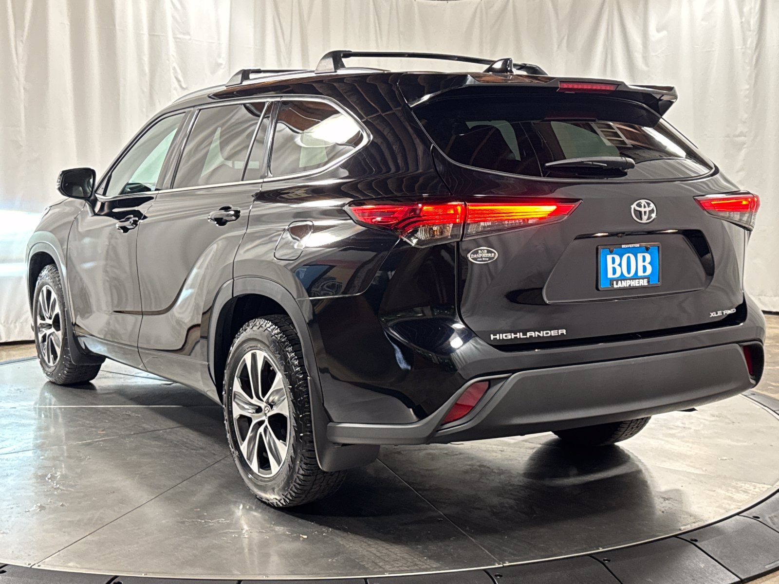 Used 2021 Toyota Highlander XLE AWD/4WD image 9