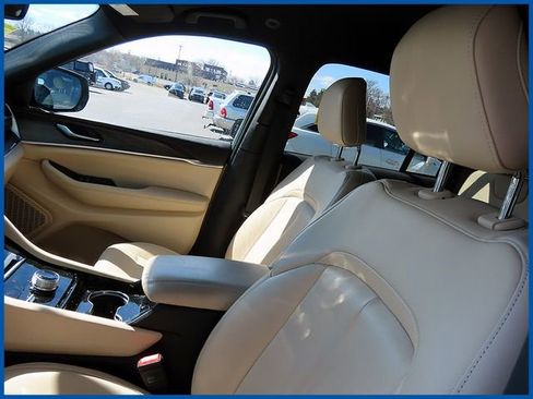 Used 2023 Jeep Grand Cherokee Limited image 13