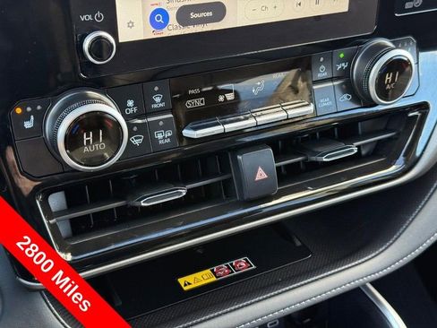 Used 2025 Toyota Highlander XLE image 29