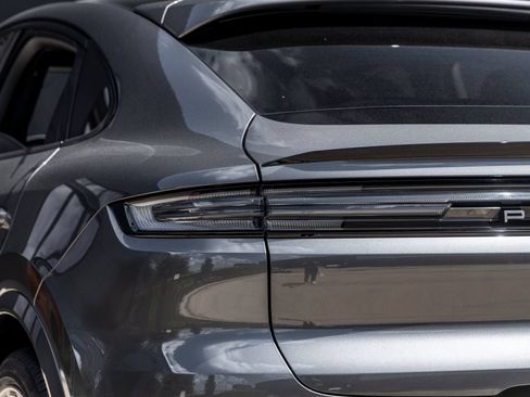 Certified 2025 Porsche Cayenne S AWD/4WD image 14