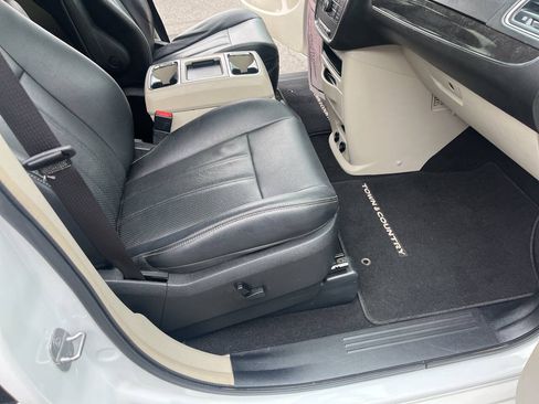 Used 2014 Chrysler Town & Country Touring-L FWD image 30