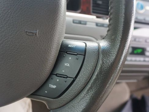 Used 2010 Lincoln Town Car Signature Limited RWD image 8