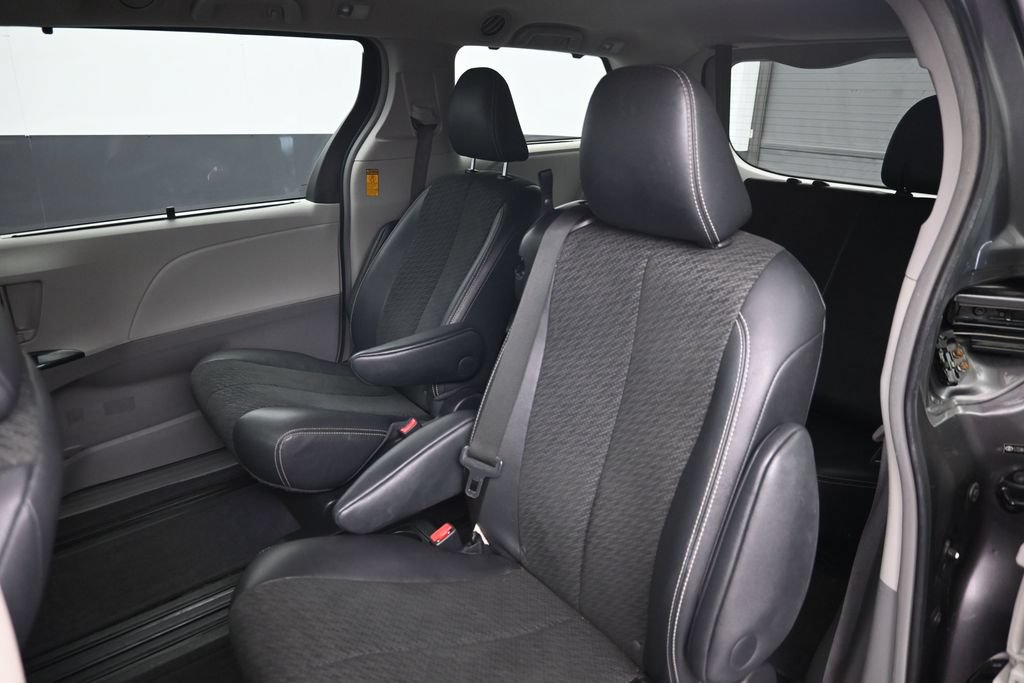 Used 2014 Toyota Sienna SE FWD image 22