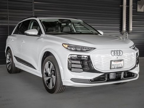 Certified 2025 Audi Q6 e-tron Premium Plus w/ Premium Plus AWD/4WD image 10