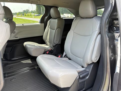 Used 2025 Toyota Sienna XLE FWD image 34