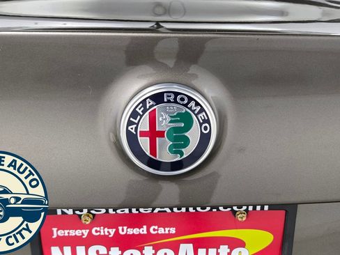 Used 2019 Alfa Romeo Giulia AWD image 33
