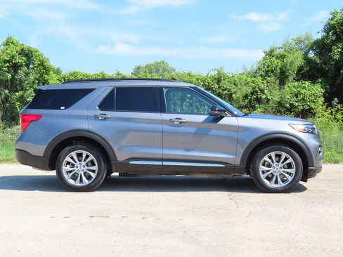 Used 2024 Ford Explorer XLT AWD/4WD image 2